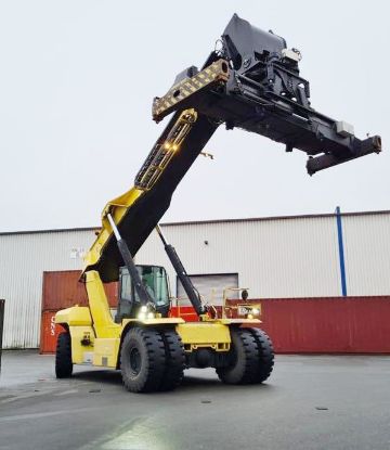 Hyster reach Stacker